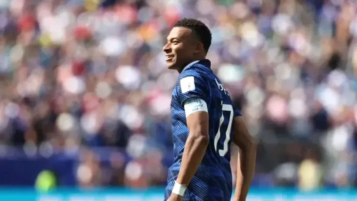 Kilyan Mbappé rompió récords, brilló con un doblete en el debut y dejó una frase que dio la vuelta al mundo. EFE