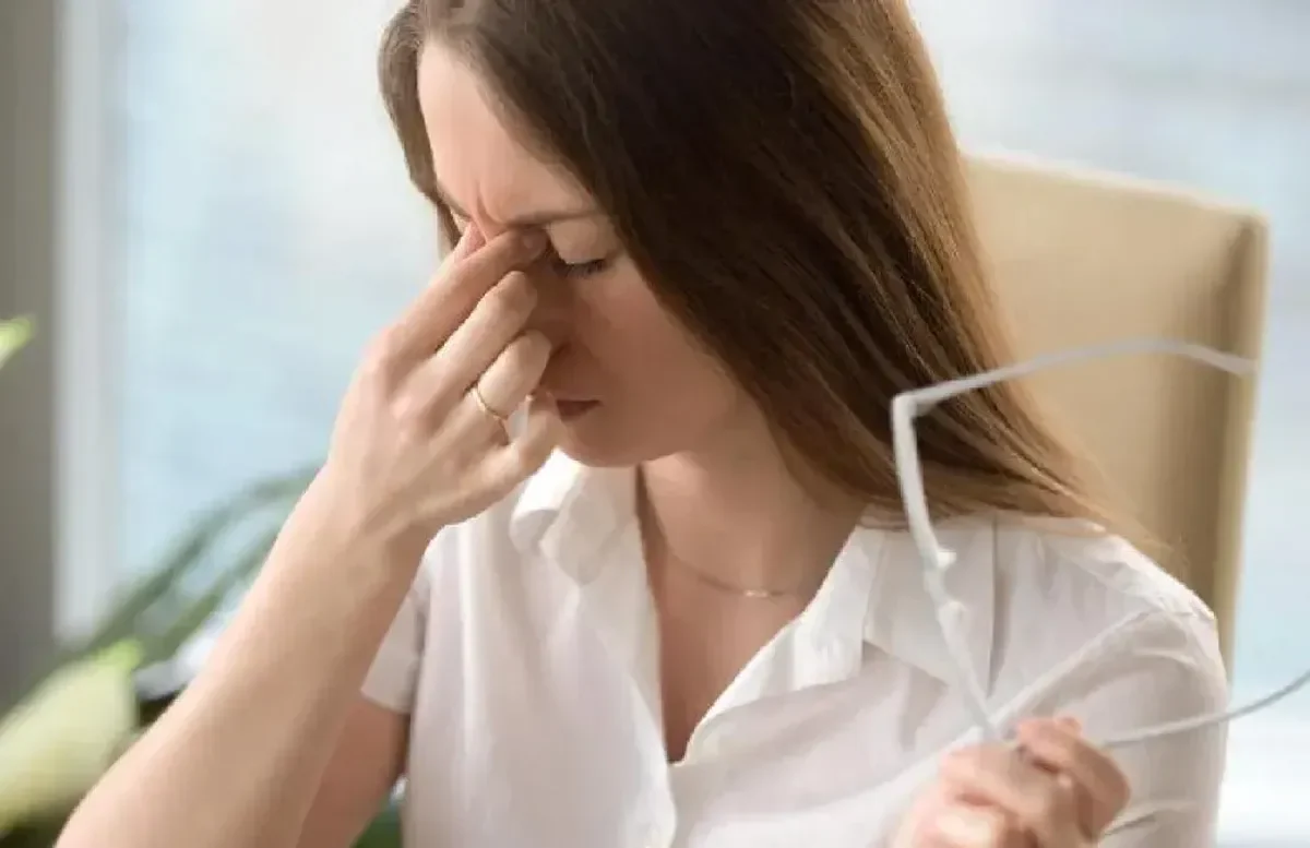 El dolor de cabeza es uno de los síntomas que provoca la enfermedad.