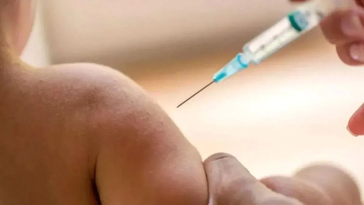 El reconocimiento de los síntomas y el completar el calendario de vacunación son claves para reducir el riesgo de complicaciones por meningitis.