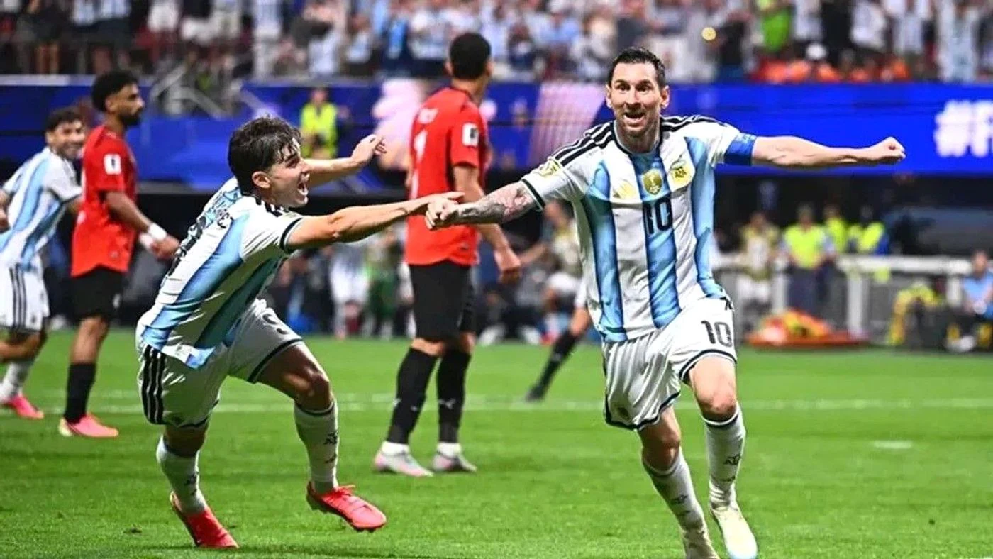 Lionel Messi festeja el 2-2 transitorio de un partido inolvidable. El capitán volvió a rescatar a la Selección argentina, que protagonizó una remontada históric