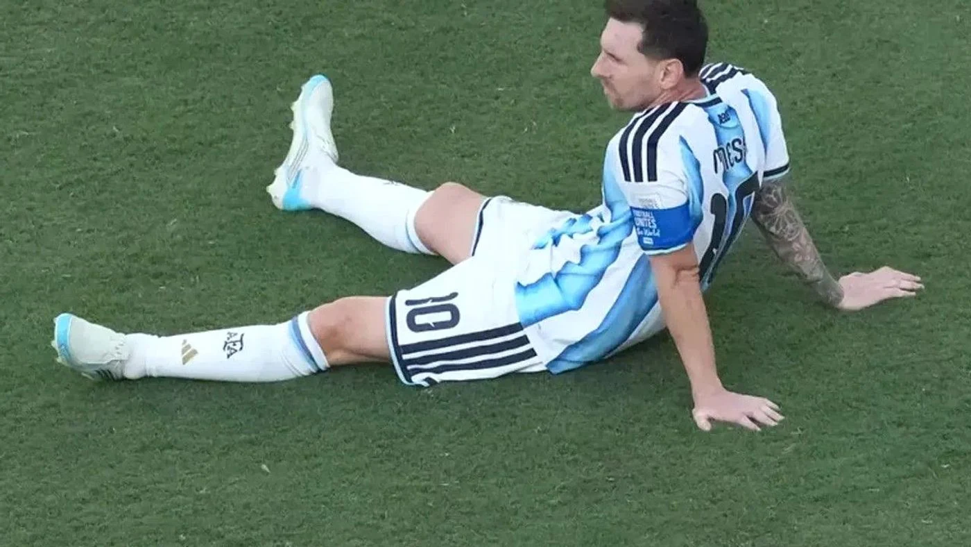 Lionel Messi llorando con la medalla de subcampeón en el MetLife Stadium.