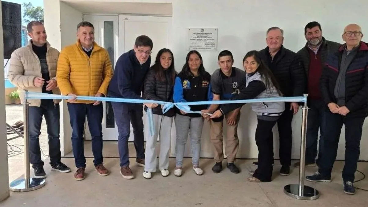 Felipe Michlig y José Goity cortando cinta en la inauguración del aula en Costa del Salado.