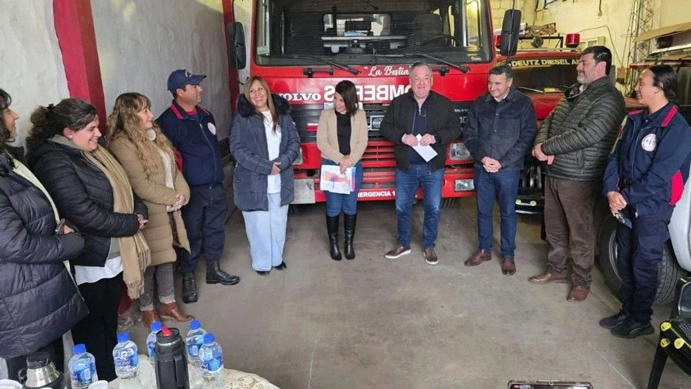 Imagen ilustrativa de la noticia: Michlig y González entregan $4 millones a bomberos de Hersilia (Política)