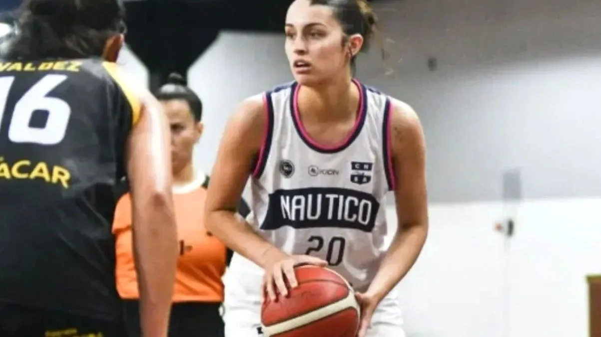 Milagros Morell con camiseta de básquet en la Universidad de Oakland
