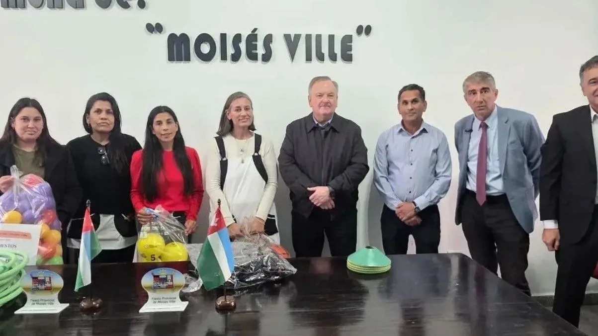 Entrega de fondos para el parque automotor en Moisés Ville, con la presencia de autoridades provinciales.
