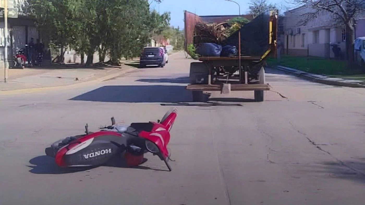 Motociclista colisiona con tractor municipal en San Cristóbal