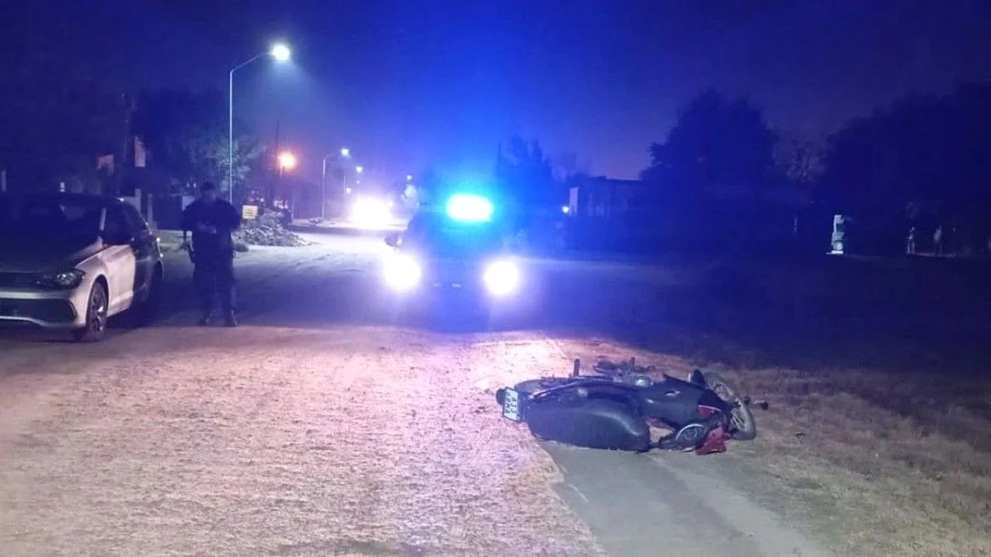Motociclista derrapa tras impactar con un perro