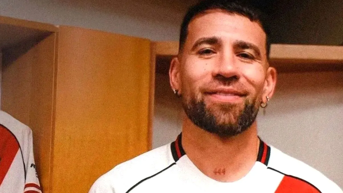 Nicolás Otamendi ya posó con la camiseta de River. @RiverPlate