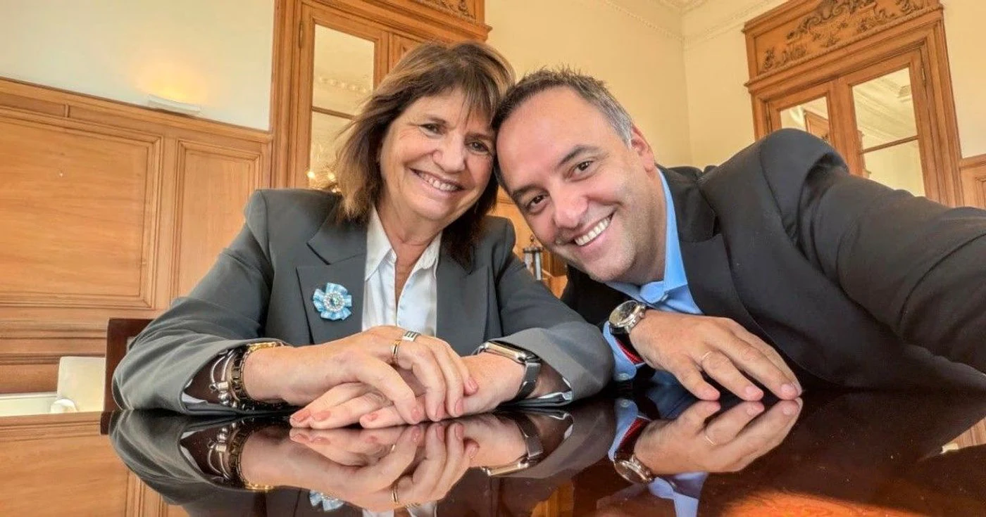 Patricia Bullrich y Manuel Adorni en un evento político en Argentina.