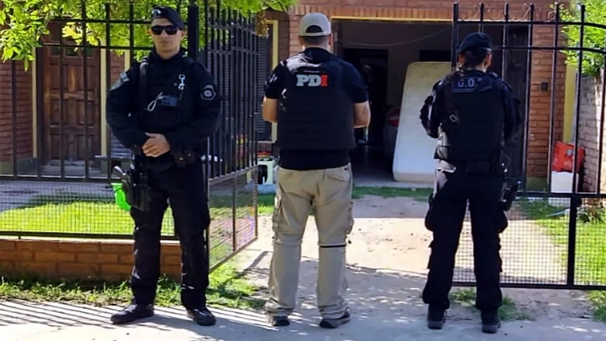 Efectivos de la PDI frente a una casa de Ceres durante los allanamientos por tenencia ilegítima de arma