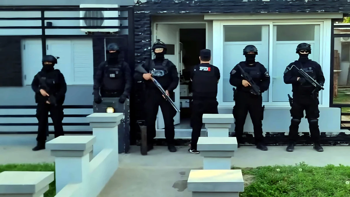 Grupo táctico de la PDI frente a una vivienda de Ceres durante uno de los tres allanamientos de la causa