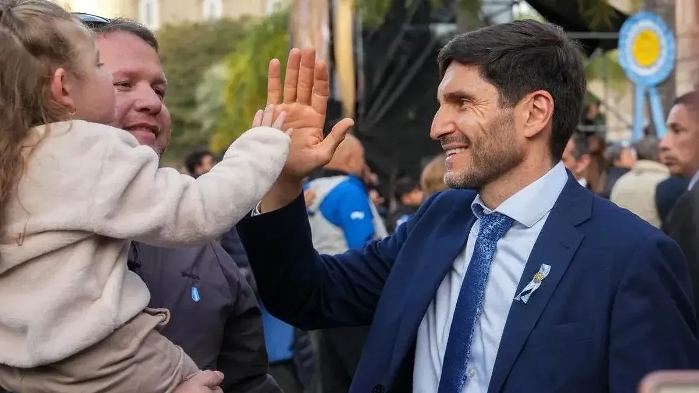 El gobernador Maximiliano Pullaro durante el acto por el 216º aniversario de la Revolución de Mayo en Santa Fe.