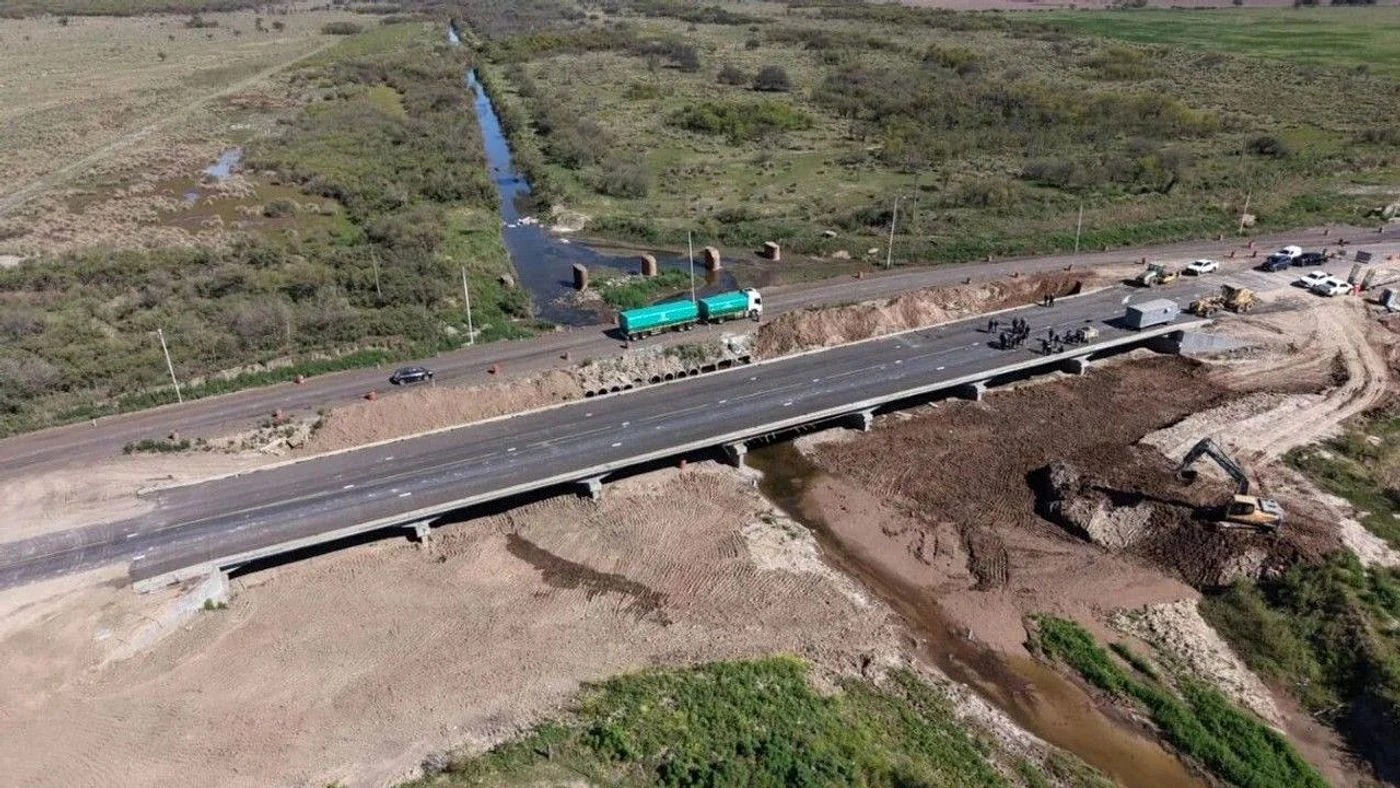 Imagen ilustrativa de la noticia: Ruta 4: Pullaro y Michlig recorrieron el puente casi terminado (Región)