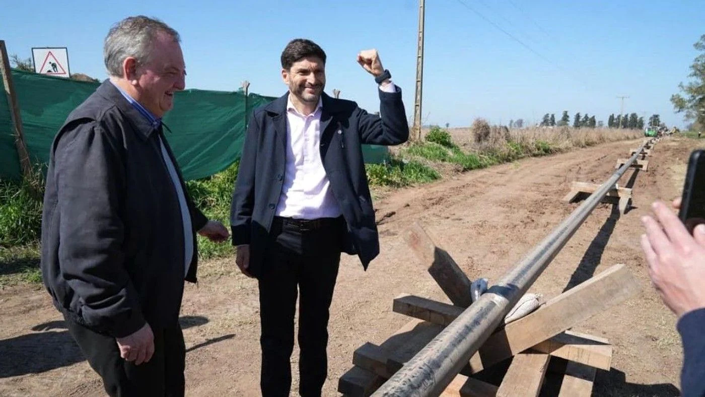 Imagen ilustrativa de la noticia: Pullaro supervisa avances del Gasoducto Sudoeste Lechero (Info General)
