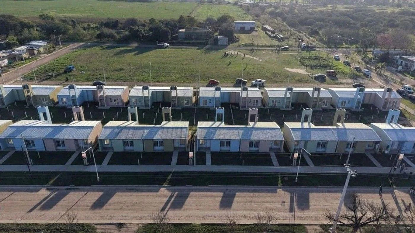Imagen ilustrativa de la noticia: Pullaro y Michlig inauguran 24 viviendas en Suardi (Región)