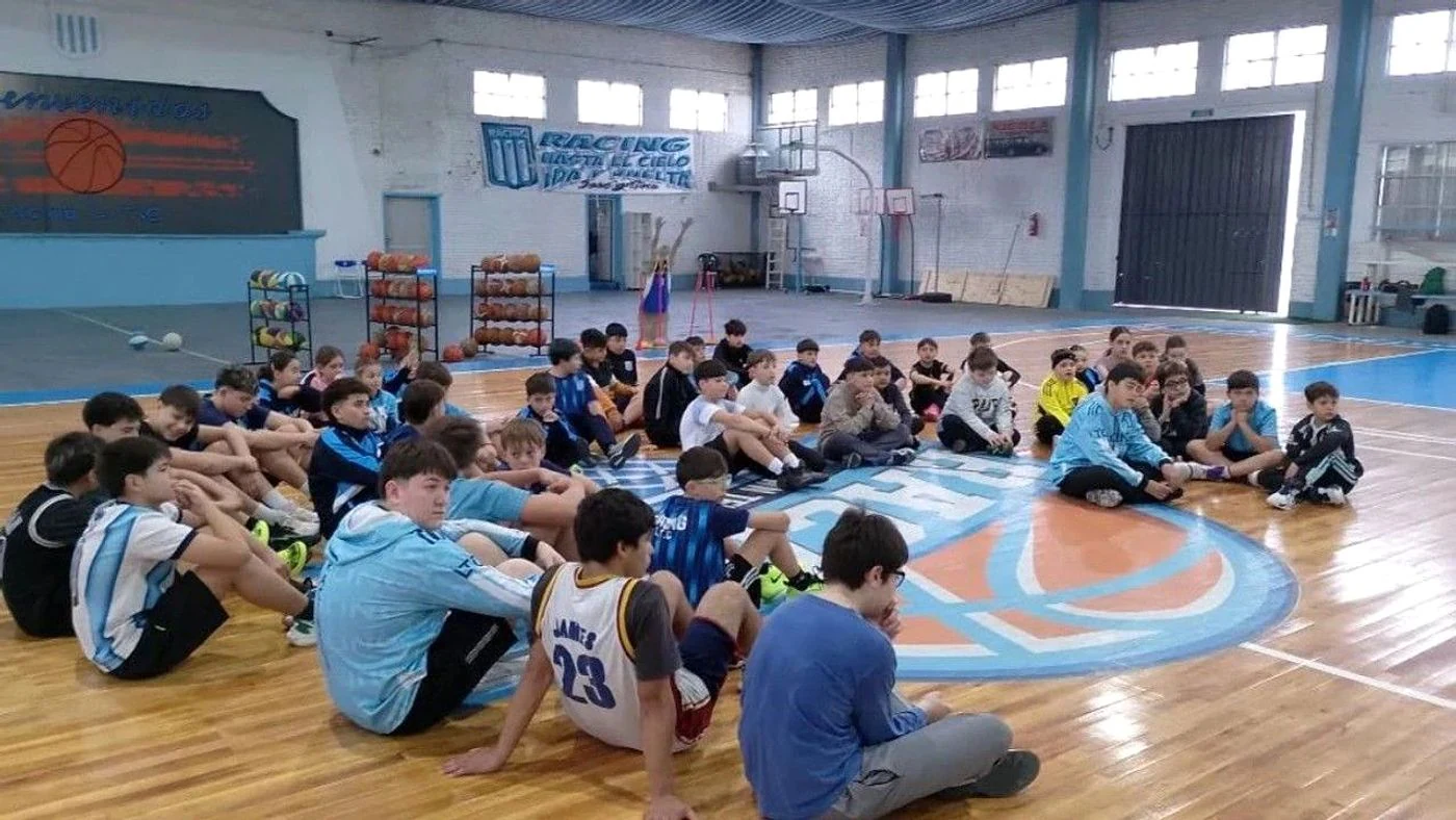 Imagen ilustrativa de la noticia: RACiNG inicia su Campus de Invierno a puro básquet (Deportes)