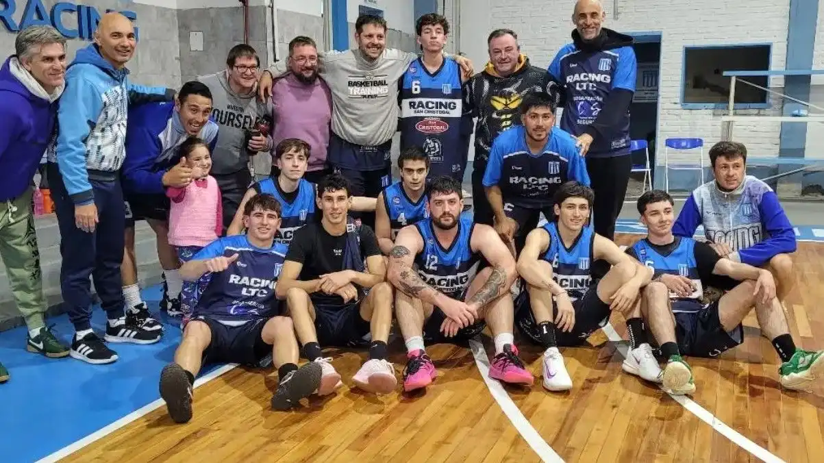 Jugadores de Racing de San Cristóbal en un partido de básquet contra Quilmes de Rafaela.