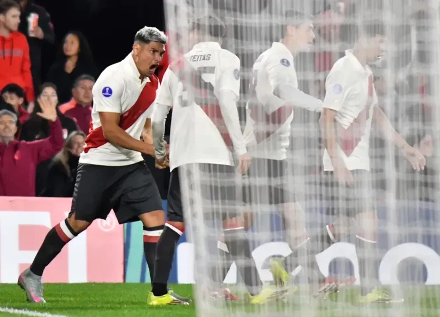 Tuvo revancha. Tras fallar el penal en el primer tiempo, Maxi Salas abrió el camino de la goleada de River en el complemento. Fotobaires