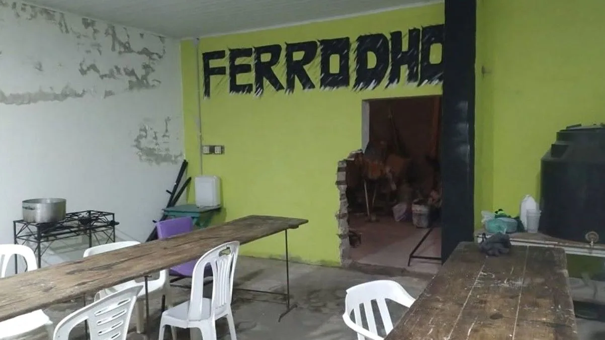 Robo en Club Ferro Dho en San Cristóbal, con daños en la puerta de ingreso.