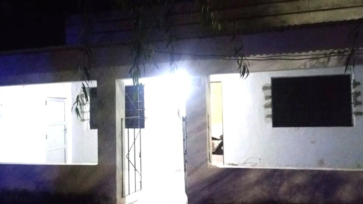 Una mujer revisa su casa luego de un robo en San Cristóbal, Santa Fe.