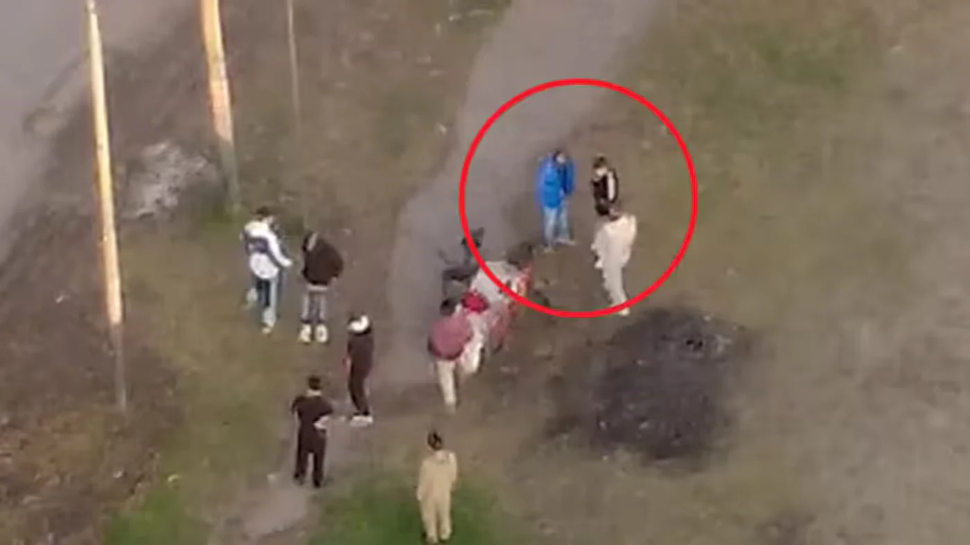 Un drone reveló un búnker a cielo abierto de una banda narco en Rosario, donde se vendía droga en una plaza. La policía re…