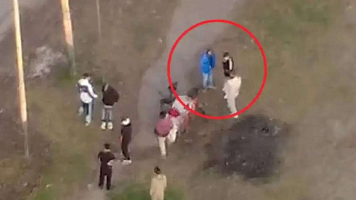 Un drone reveló un búnker a cielo abierto de una banda narco en Rosario, donde se vendía droga en una plaza. La policía re…