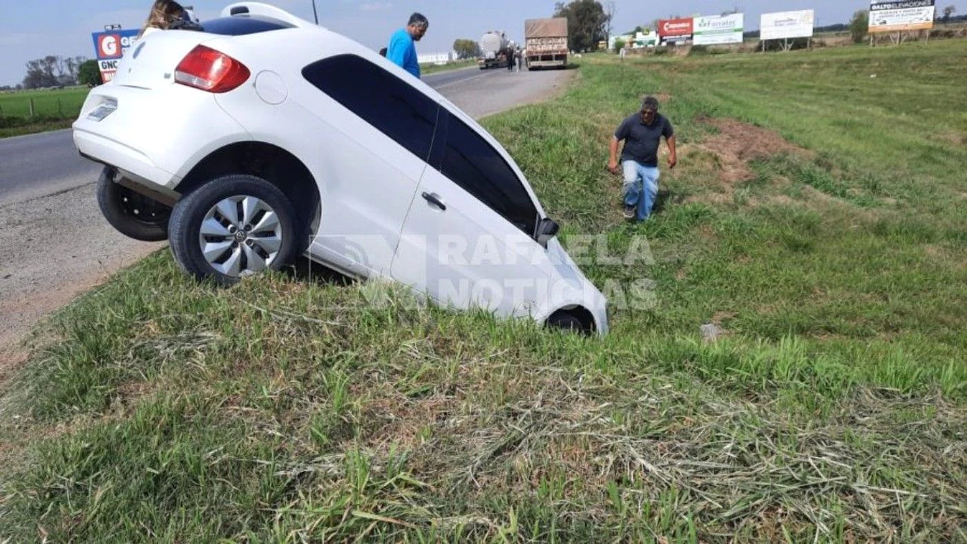 Imagen ilustrativa de la noticia: Ruta 34: un auto quedó colgando sobre una alcantarilla (Policiales)