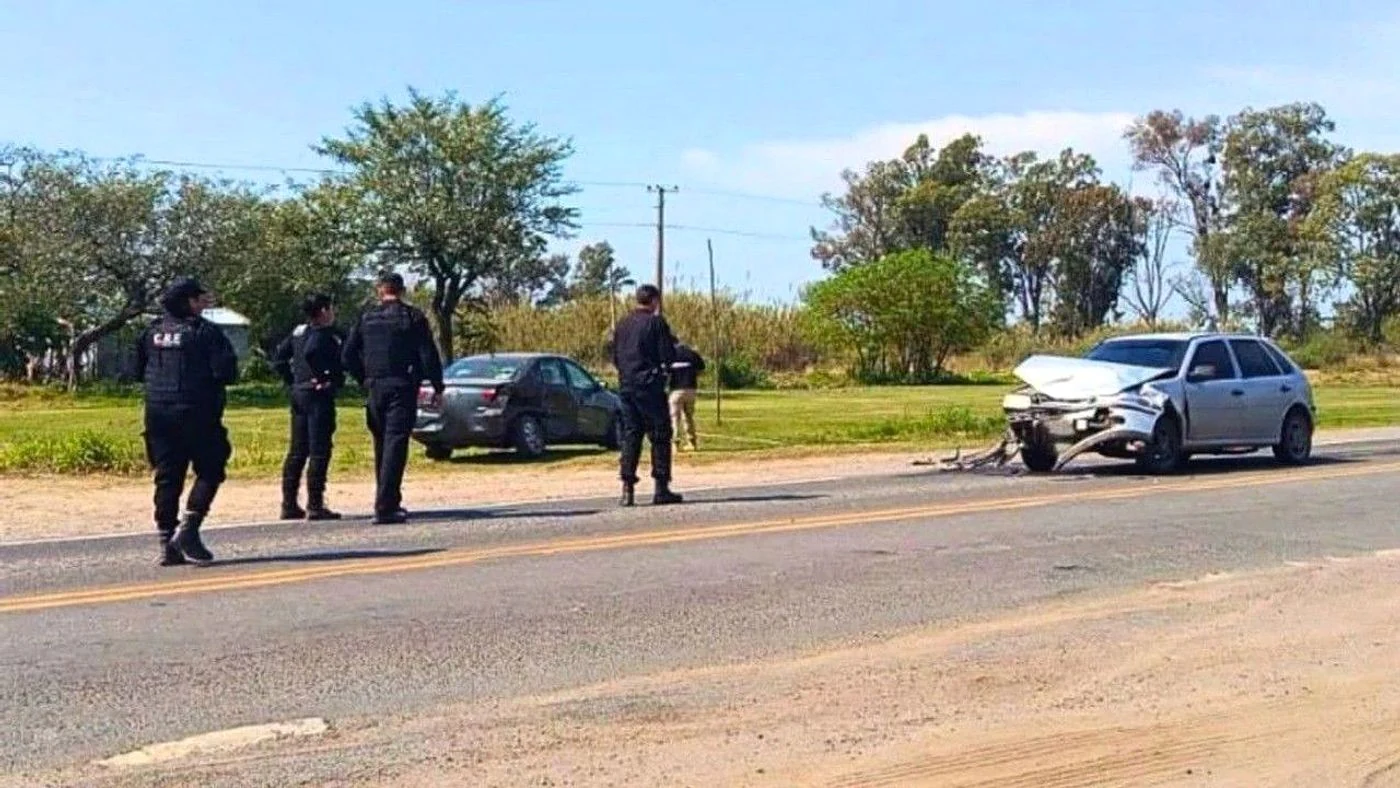 Accidente entre dos autos en Ruta 2 frente a Serviagro