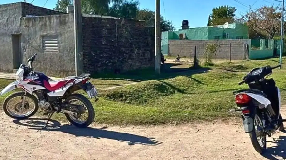 Dos motocicletas involucradas en un accidente en la esquina de Laprida y Azcuénaga, San Cristóbal.