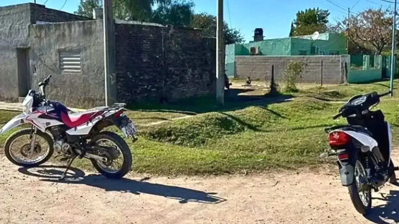 Dos motocicletas involucradas en un accidente en la esquina de Laprida y Azcuénaga, San Cristóbal.