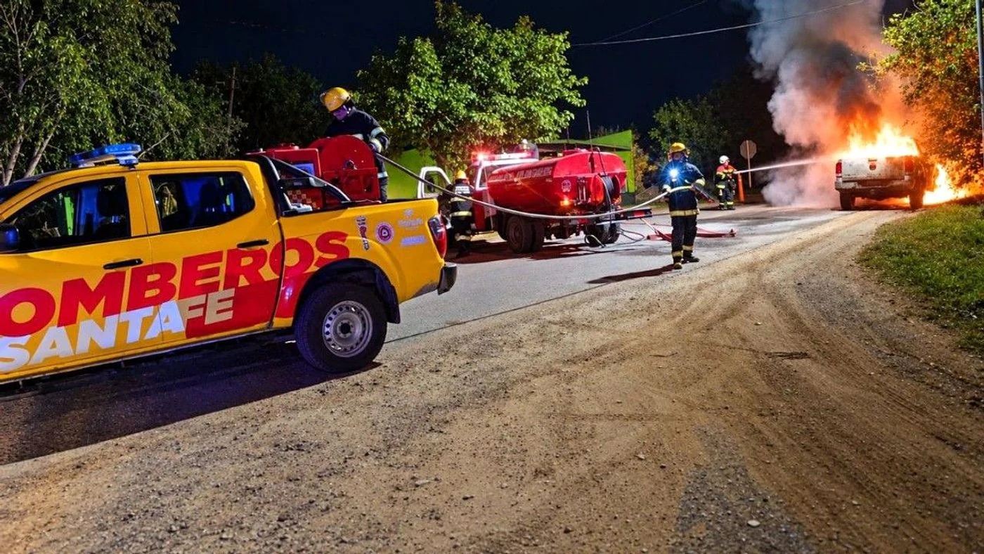 Imagen ilustrativa de la noticia: San Cristóbal: advirtieron fuego debajo de una camioneta en marcha (Policiales)
