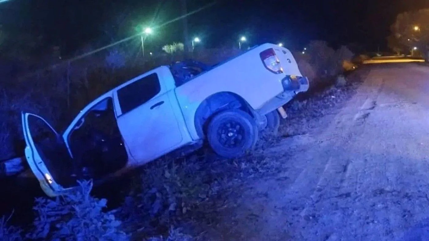 Imagen ilustrativa de la noticia: San Cristóbal: Camioneta cae en canal de barrio Dho (Policiales)