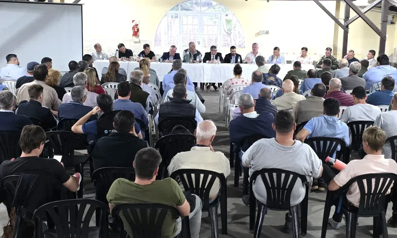 Sexta Mesa de Seguridad Rural provincial en la Sociedad Rural de San Cristóbal, con productores y autoridades