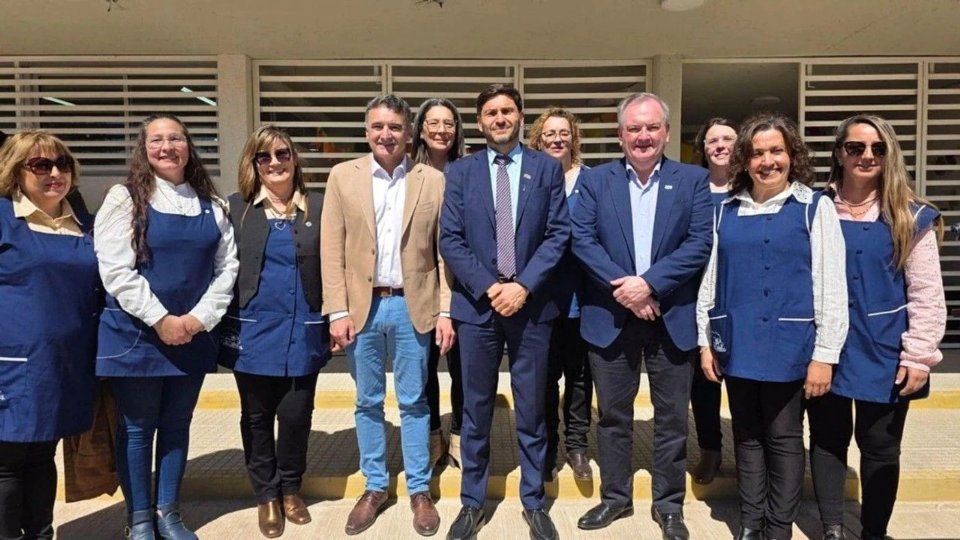 Imagen ilustrativa de la noticia: San Cristóbal inauguró el pavimento frente al Jardín Mariano Moreno (Info General)