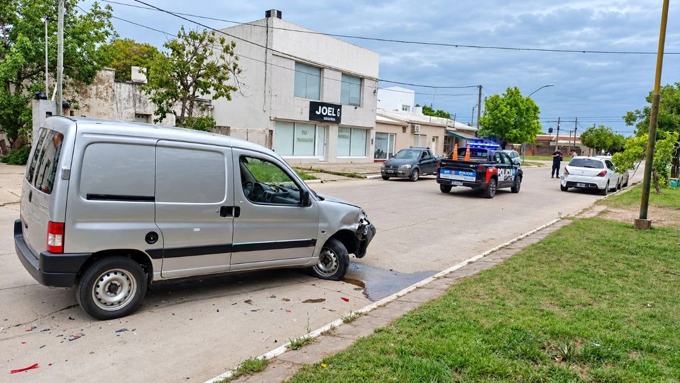 Imagen ilustrativa de la noticia: San Cristóbal: perdió el control de su vehículo y chocó contra un auto estacionado frente al Hospital