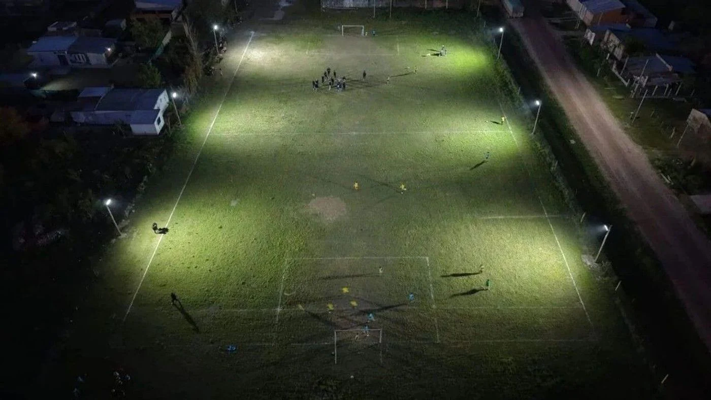 Imagen ilustrativa de la noticia: San Cristóbal: seis reflectores iluminan la escuelita de Barrio San José (Deportes)