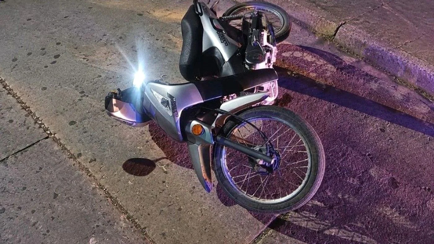 Imagen ilustrativa de la noticia: San Cristóbal: una motociclista derrapó en Chacabuco al 900 (Policiales)