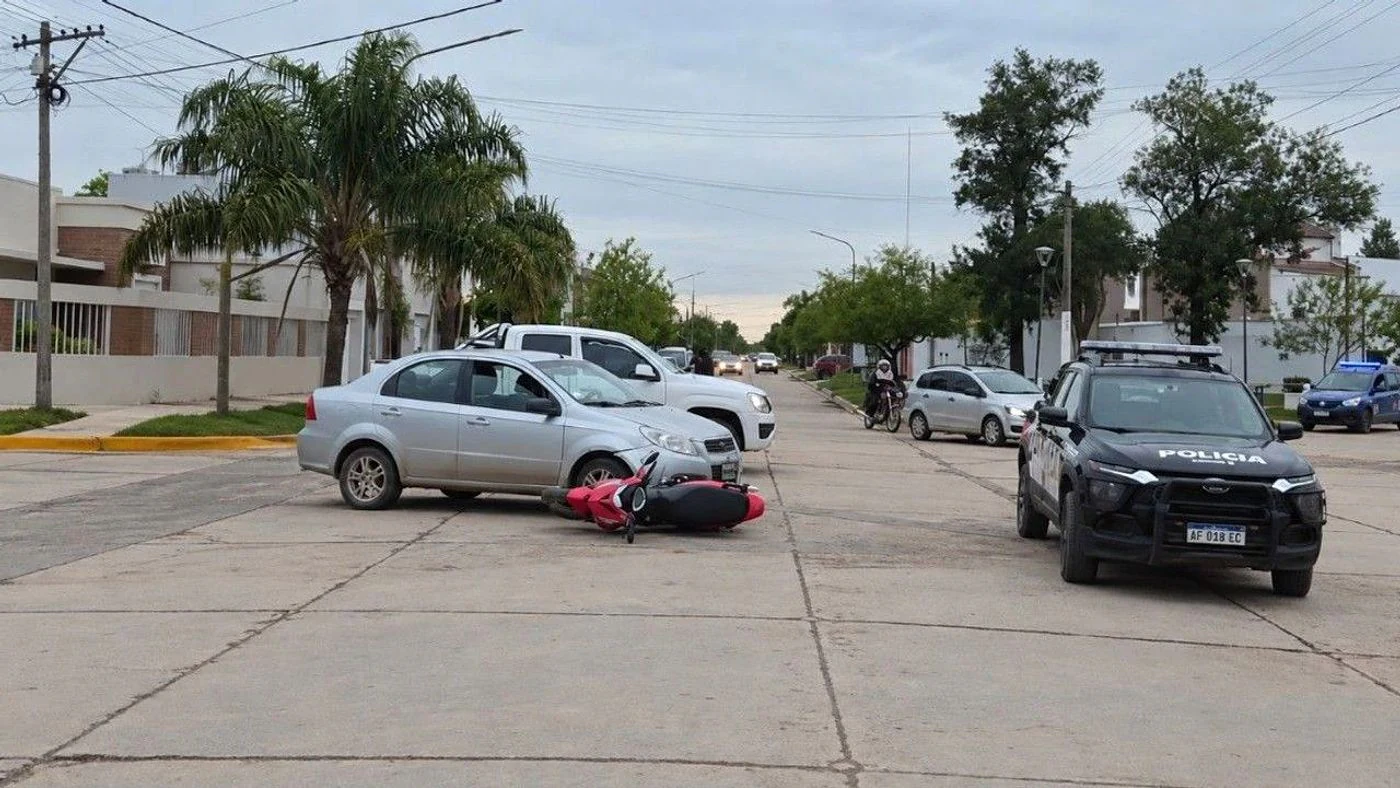 Imagen ilustrativa de la noticia: San Cristóbal: una motociclista fue trasladada tras un choque con un auto (Policiales)