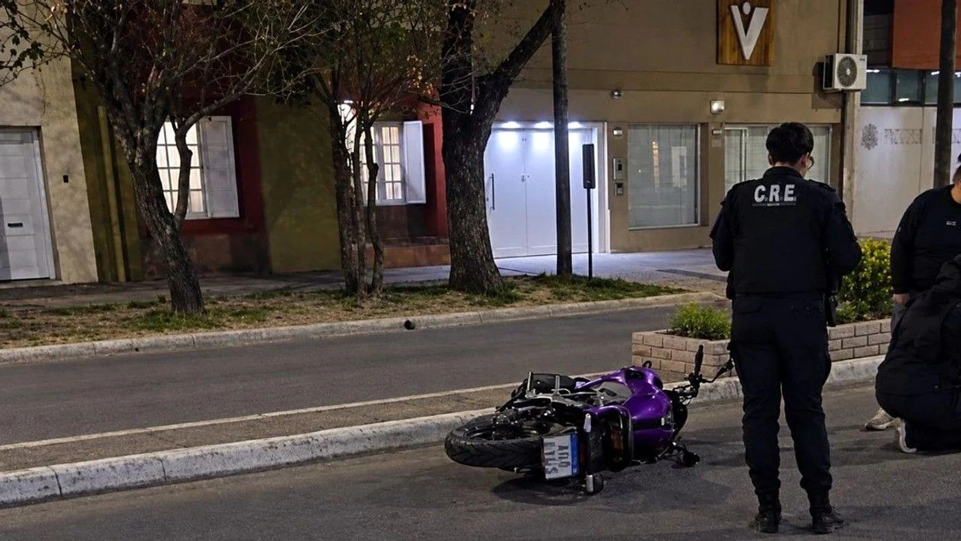 Imagen ilustrativa de la noticia: San Cristóbal: una pelota se cruzó y una motociclista derrapó (Policiales)