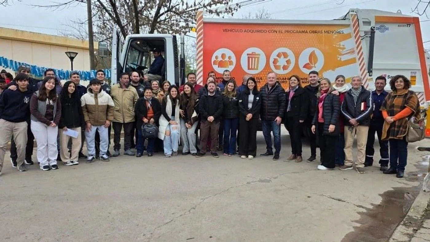 San Guillermo estrena camión recolector y recibe aportes
