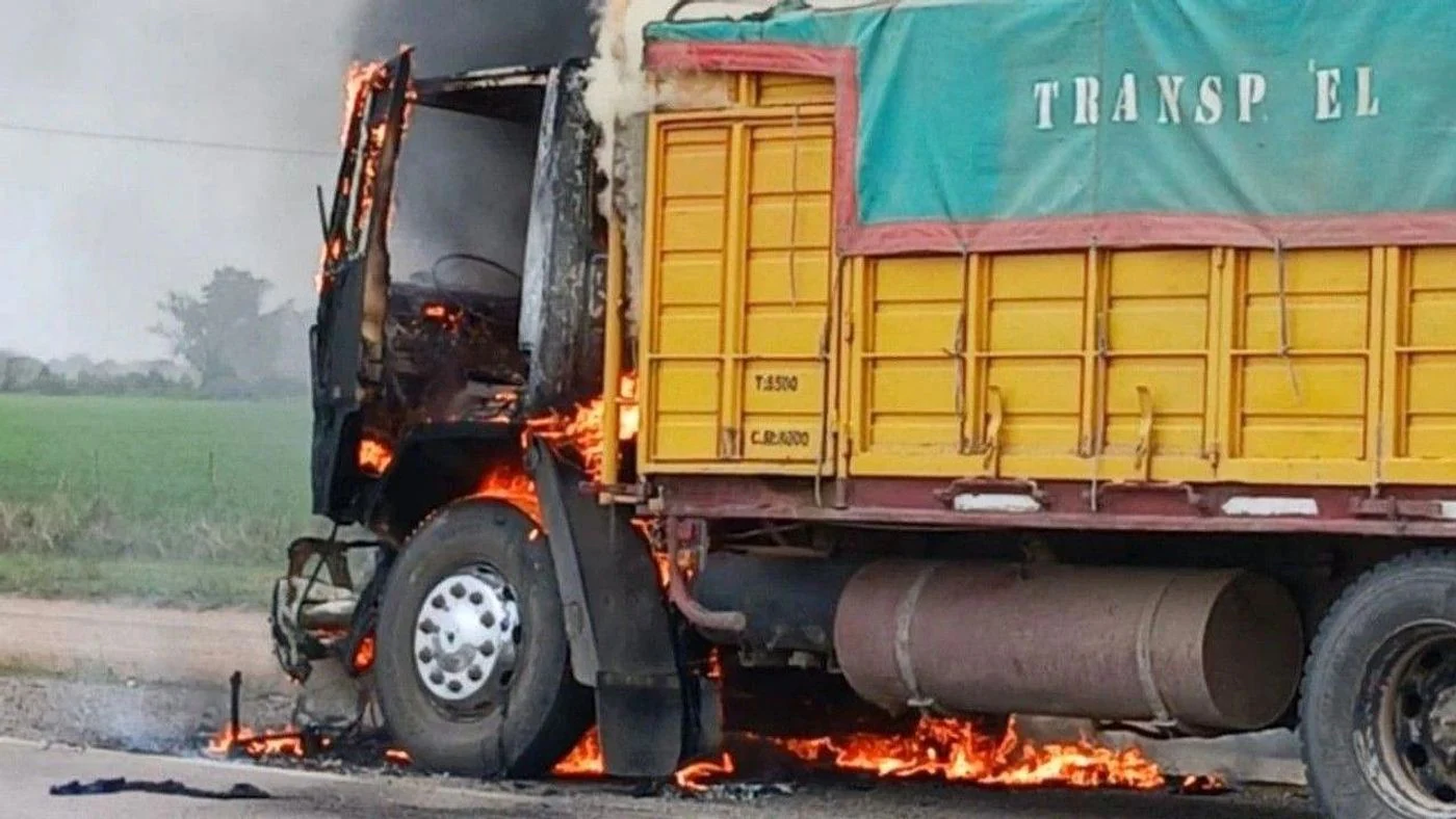 Imagen ilustrativa de la noticia: San Guillermo: se incendió un camión con sorgo; chofer ileso (Región)