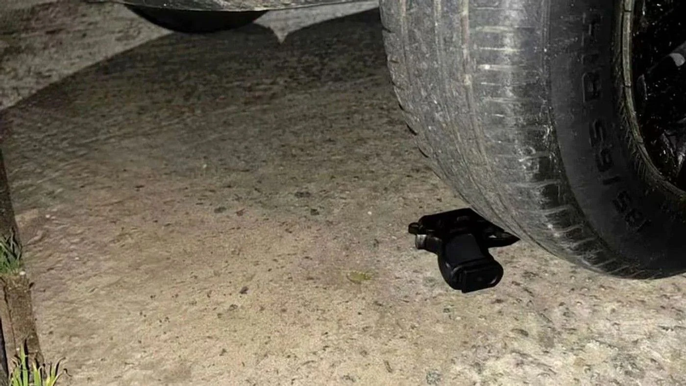 El arma descartada por los delincuentes en el intento de robo en San Justo. (Foto: Policía)