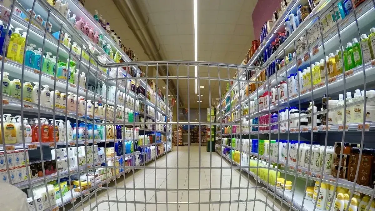 Numerosos santafesinos se endeudan con tarjeta de crédito para afrontar la compra diaria de alimentos en el supermercado.