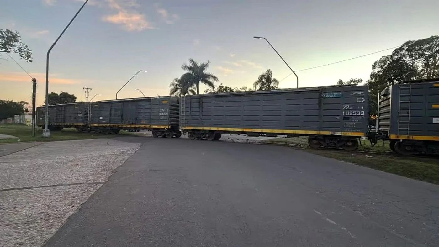 El Belgrano Cargas descarriló en Santa Fe y General Paz permanece en cortada.