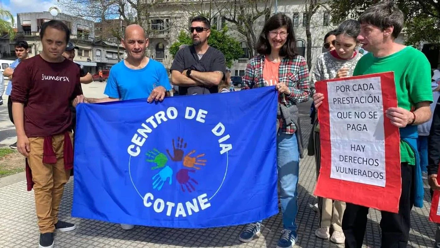 Organizaciones, familias y prestadores se concentraron en Plaza 25 de Mayo. Reclaman financiamiento, prestaciones y apoyos para las personas con discapacidad.