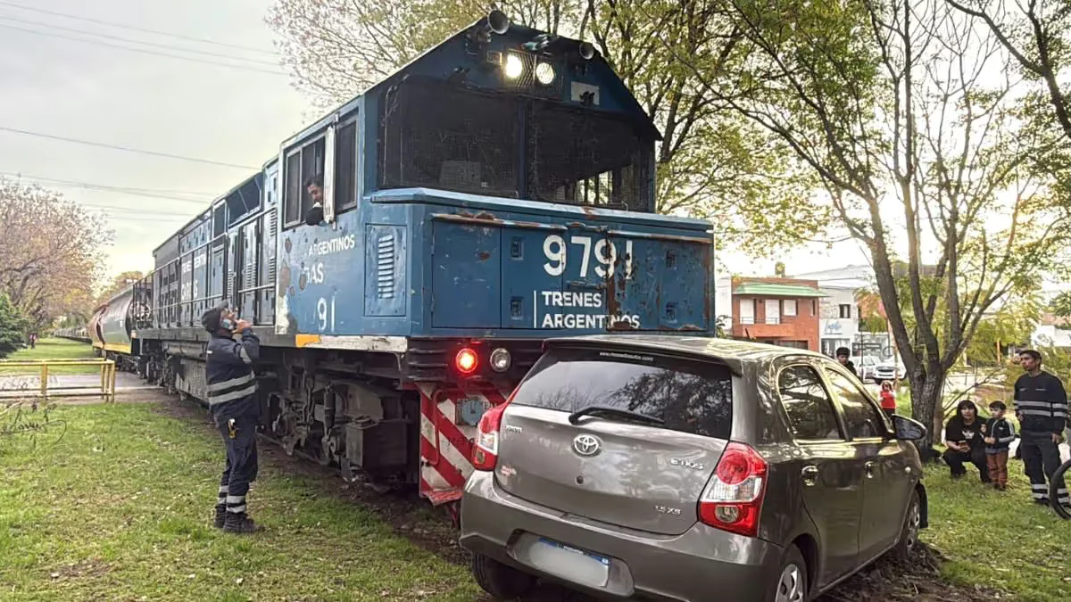 El auto cruzó pese a que ya estaba el banderillero y fue arrollado por un tren de cargas.