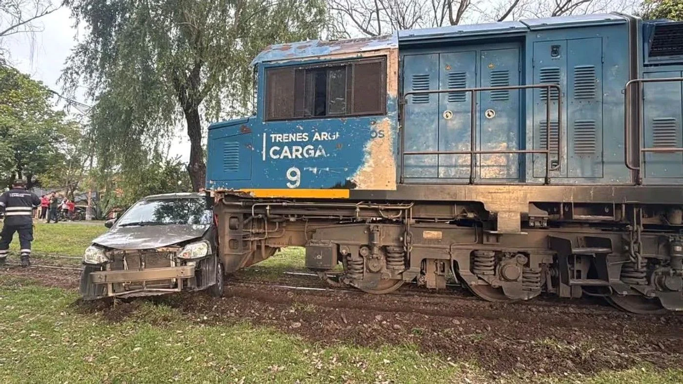 Fuerte accidente entre un auto y un tren de cargas en Santa Fe.