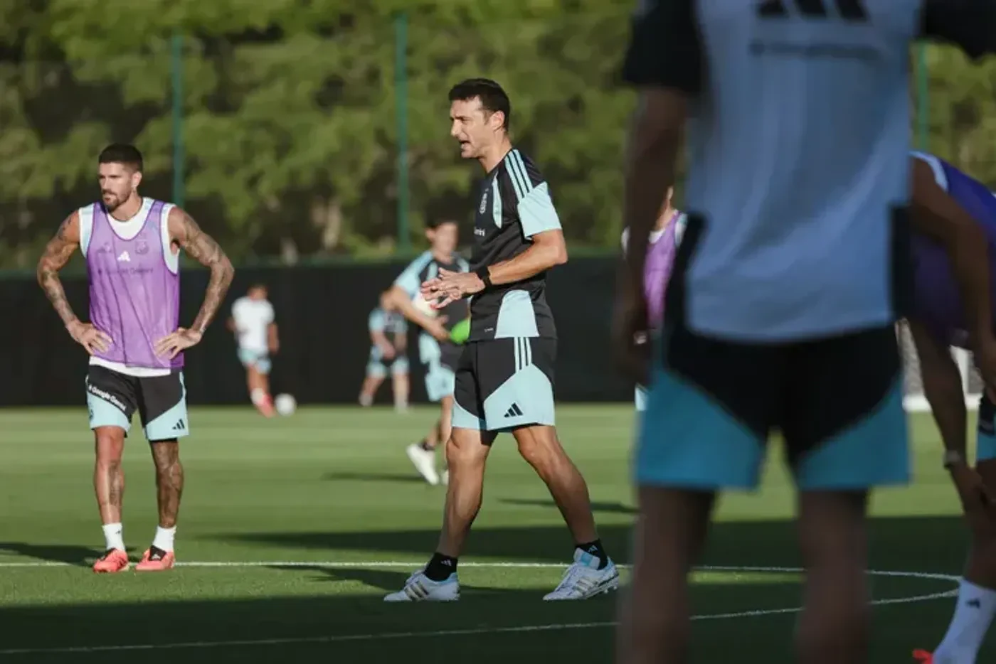 Lionel Scaloni dirigió la práctica de la Selección en el Compass Minerals Performance National Center. Prensa AFA