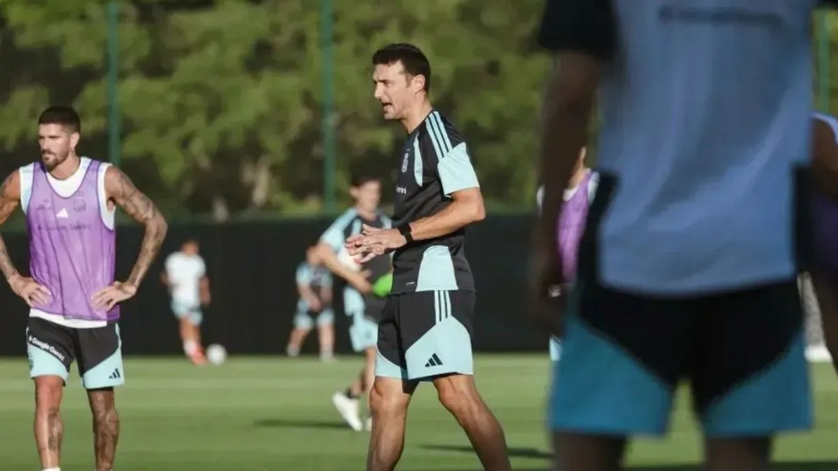 Lionel Scaloni dirigió la práctica de la Selección en el Compass Minerals Performance National Center. Prensa AFA