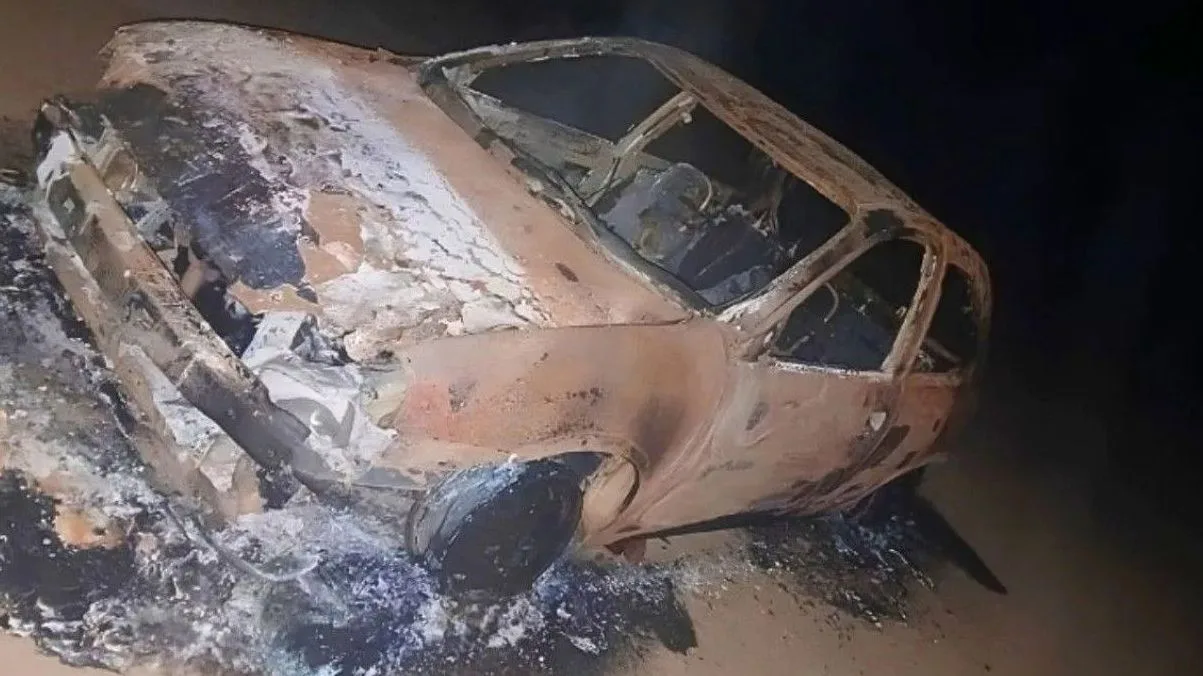 Incendio de un Chevrolet Corsa en la Ruta 262 S, cerca del puente San Antonio.